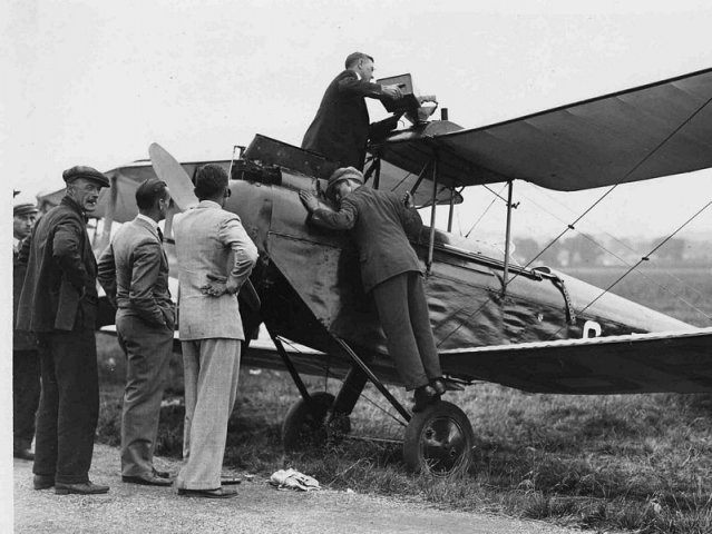 kings cup 1926 dh moth refuelling 0751-0180